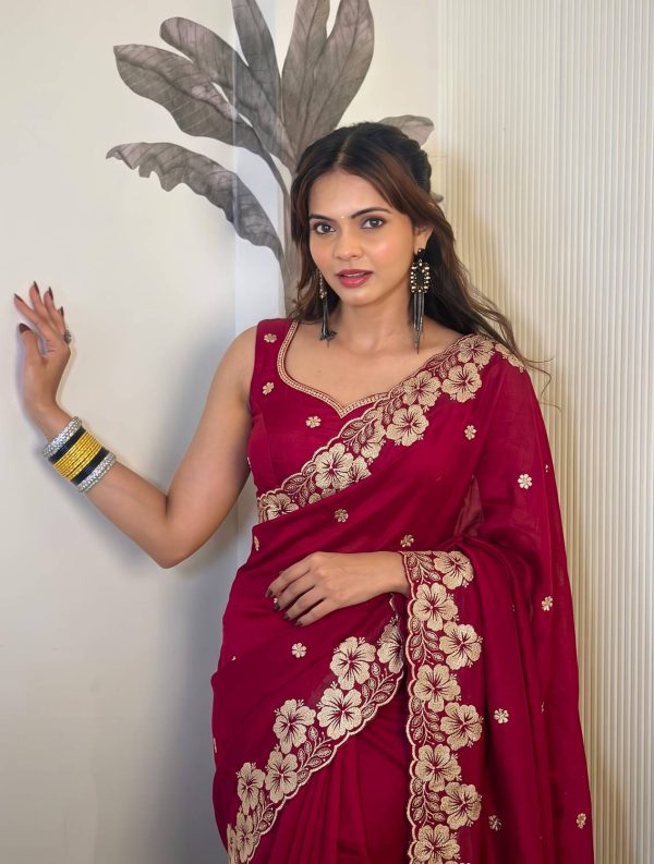 AMIYASILKMILLS Embroidered, Floral Print, Solid/Plain Bollywood Georgette Saree