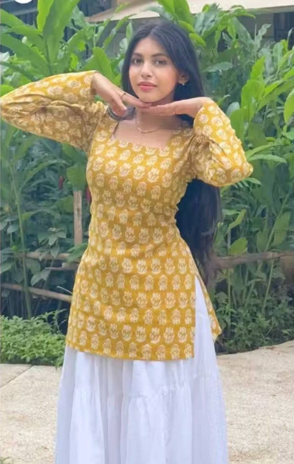 BIBHATSU Women Printed, Floral Print Straight Kurta
